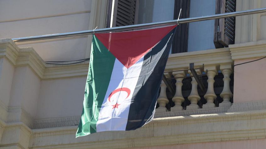Bandera del poble sahrauí a la façana de l'Ajuntament de Sabadell