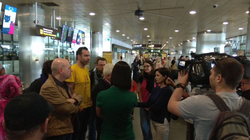 Roda de premsa de la delegació a l'aeroport de Las Palmas